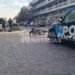 Choque frente a la Plaza 25 de Mayo: un auto terminó sobre los canteros tras colisionar con una motocicleta