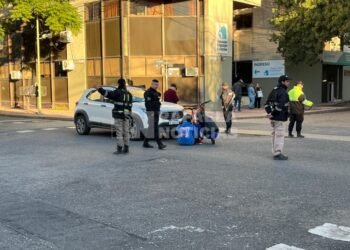 Accidente en horario pico entre un automóvil y una ciclista