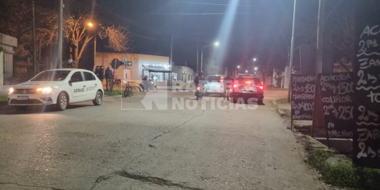 Accidente entre un automóvil de la GUR y un ciclista en barrio Sarmiento