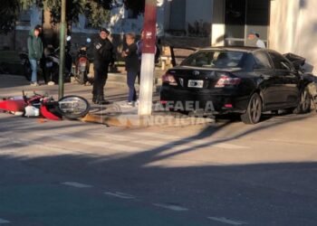 Accidente en la puerta del hospital: un auto subió a la vereda tras chocar con una moto