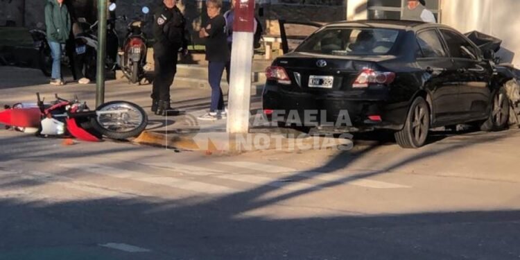 Accidente en la puerta del hospital: un auto subió a la vereda tras chocar con una moto