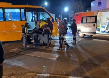 Una bicicleta terminó debajo de un minibús en una esquina céntrica