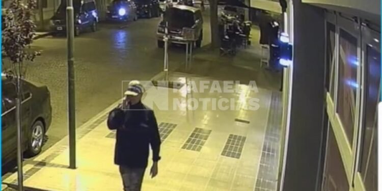 Con paciencia y todo el tiempo del mundo: así le robaron la cartera a una mujer en un bar