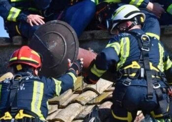 A días del Cónclave, el Vaticano colocó la tradicional chimenea en la Capilla Sixtina
