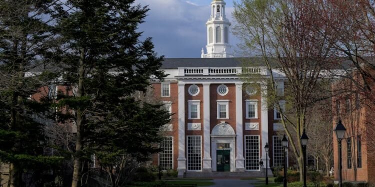 Donald Trump bloqueó la inscripción de estudiantes internacionales en la Universidad de Harvard
