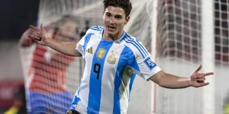 Argentina derrotó a Chile y lo dejó con un pie fuera del mundial