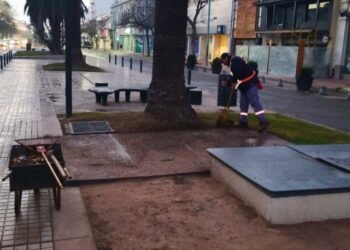 Trabajadores municipales realizan tareas diarias de mantenimiento en avenida Santa Fe