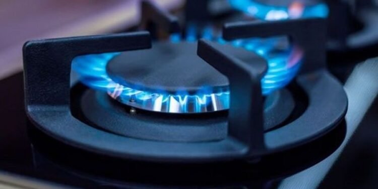 Desde junio, suben las tarifas de gas y luz en todo el país