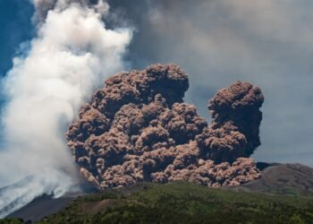 En Sicilia Impactante: entró en erupción el volcán Etna y turistas evacuaron de emergencia