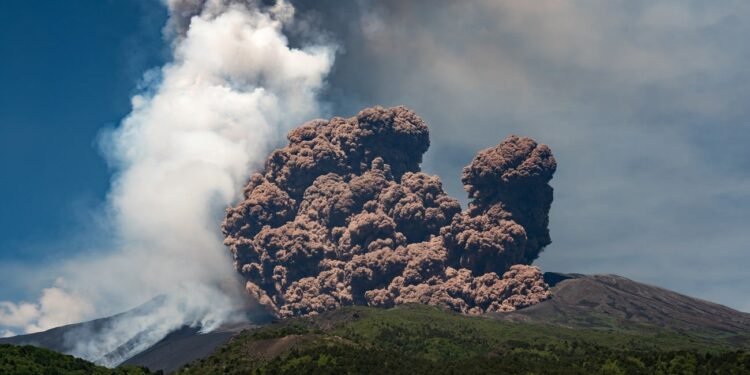 En Sicilia Impactante: entró en erupción el volcán Etna y turistas evacuaron de emergencia