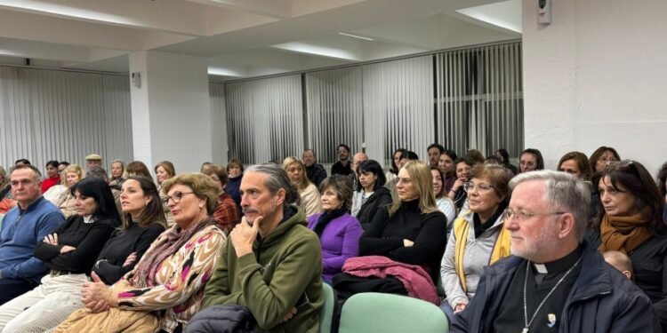 Con gran acompañamiento del público, el Concejo Municipal exhibió un documental sobre el Hogar Don Orione