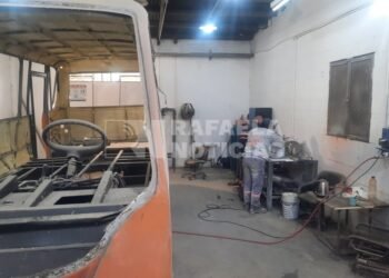 Mano de obra local y recuperación de la flota: así se reacondicionan los minibuses municipales