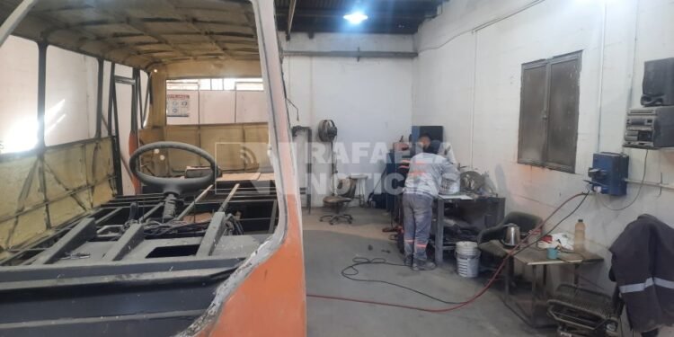 Mano de obra local y recuperación de la flota: así se reacondicionan los minibuses municipales