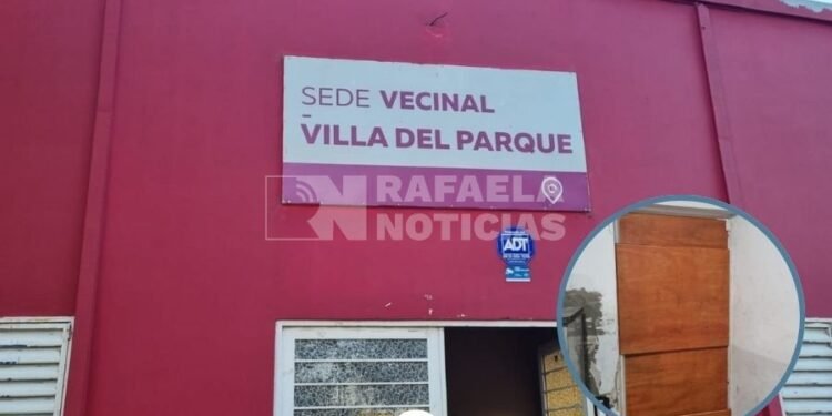 Villa del Parque: se llevaron una puerta de aluminio de la vecinal que estaba colocada