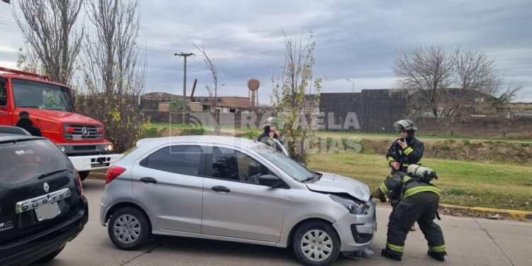 Una joven resultó lesionada tras un choque en barrio La Cañada