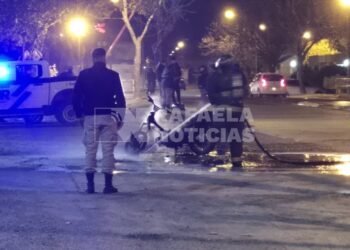 Se prendió fuego una moto sobre Av. Roque Sáenz Peña