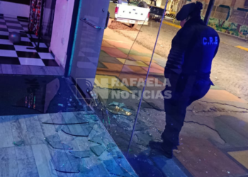 Rompieron la vidriera del bar y escaparon sin llevarse nada