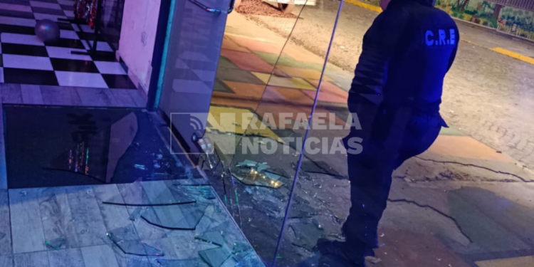 Rompieron la vidriera del bar y escaparon sin llevarse nada