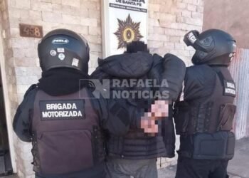 Aprehendieron a un hombre con $200 mil y una cuchilla tras un robo en barrio Italia