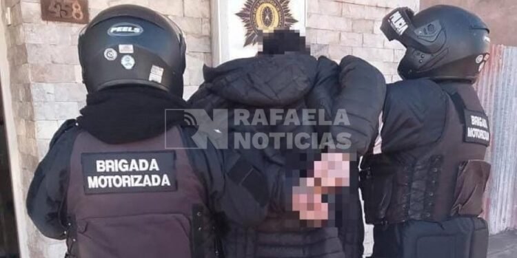 Aprehendieron a un hombre con $200 mil y una cuchilla tras un robo en barrio Italia