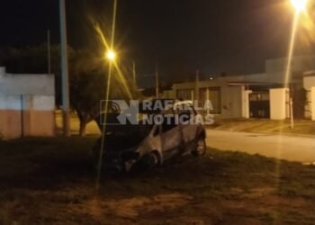 Susto en barrio Italia: se incendió un auto en plena vía pública
