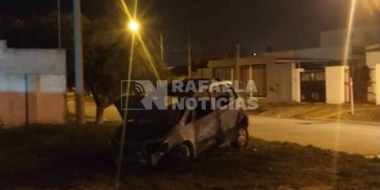 Susto en barrio Italia: se incendió un auto en plena vía pública