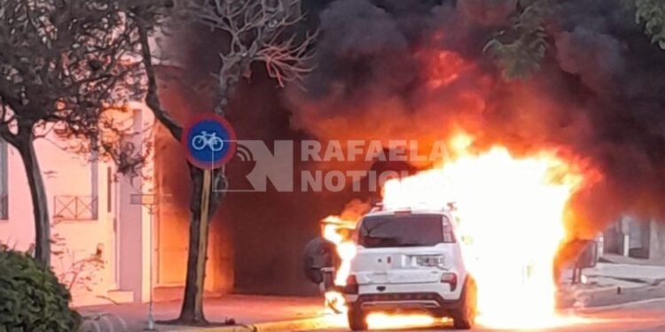 El fuego consumió un vehículo en barrio San Martín