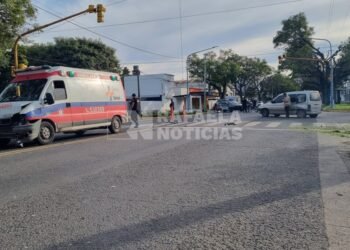 Fuerte accidente en Avda. Santa Fe entre una ambulancia y una camioneta