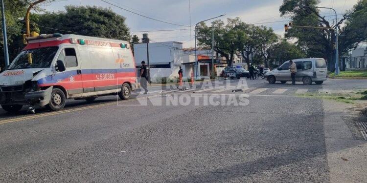Fuerte accidente en Avda. Santa Fe entre una ambulancia y una camioneta