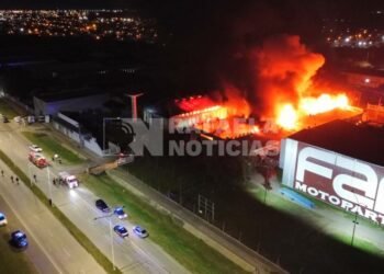 Incendio de gran magnitud en una fábrica de colchones