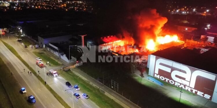 Incendio de gran magnitud en una fábrica de colchones