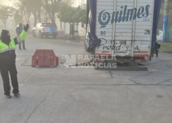 Tucumán y O´Higgins: un camión se hundió en el pavimento