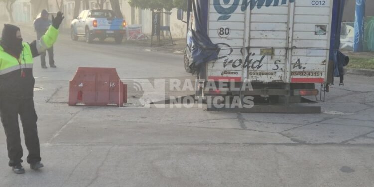 Tucumán y O´Higgins: un camión se hundió en el pavimento