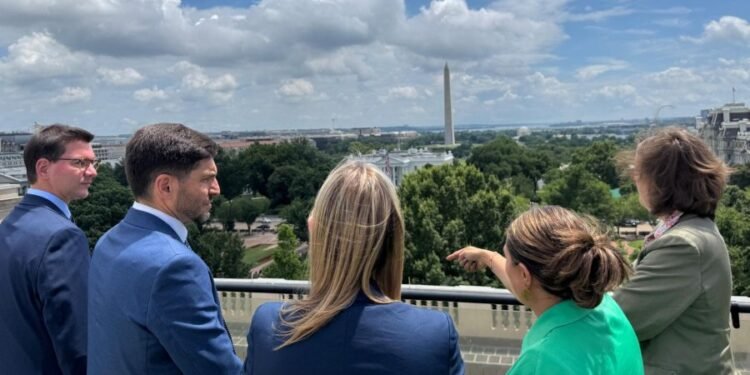 Pullaro inició su agenda oficial en EE. UU. con una jornada productiva