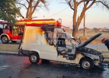Explosión en barrio Los Nogales: una camioneta se prendió fuego en plena marcha