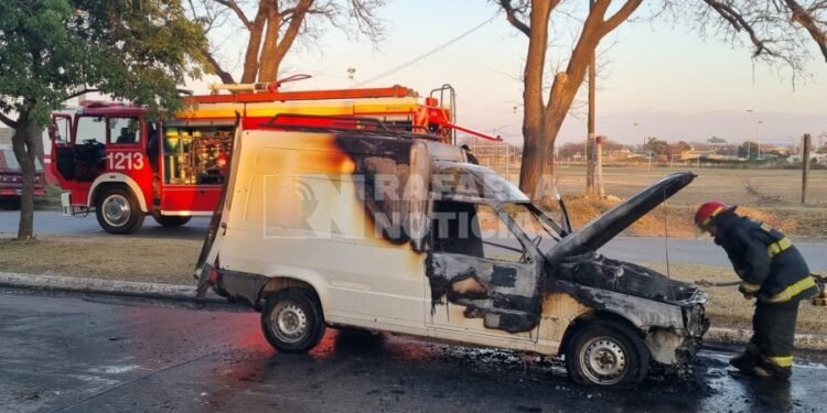 Explosión en barrio Los Nogales: una camioneta se prendió fuego en plena marcha
