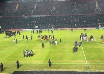 El partido entre Colón y Mitre se reanuda este martes, sin público