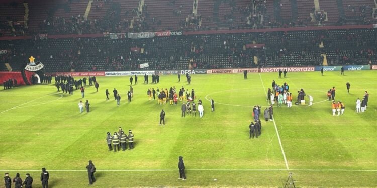 El partido entre Colón y Mitre se reanuda este martes, sin público