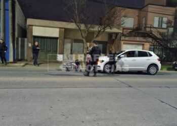 Triple choque: una joven fue hospitalizada tras un accidente en Avda. Luis Fanti