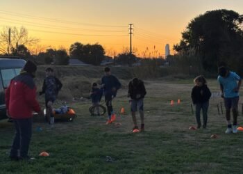 Morel recorrió la escuelita deportiva de Villa del Parque y valoró la nueva iluminación
