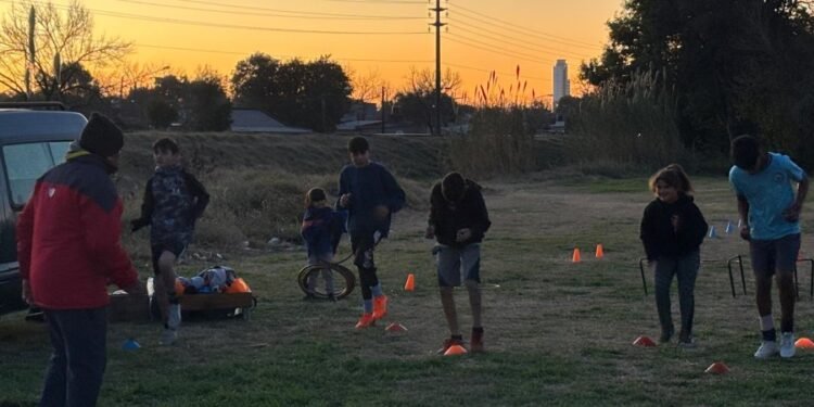 Morel recorrió la escuelita deportiva de Villa del Parque y valoró la nueva iluminación
