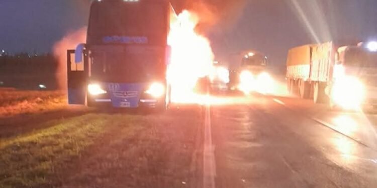 Ruta Nacional 34: se incendio un colectivo en pleno viaje