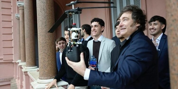 Desde Argentina al podio mundial: jóvenes ingenieros hacen historia en la NASA