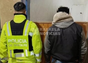 Lo pararon en un control y tenía un arma sin papeles
