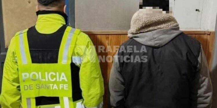 Lo pararon en un control y tenía un arma sin papeles