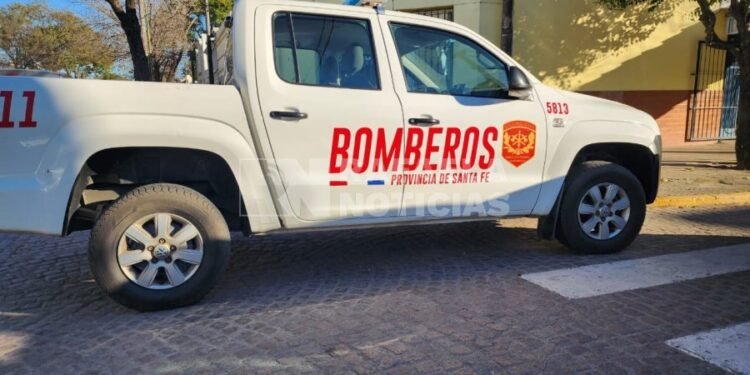 Incendio en una vivienda precaria en barrio Zazpe: un joven fue trasladado al hospital por inhalación de humo