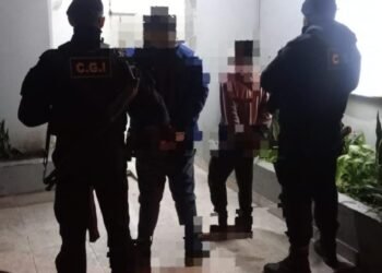 Detuvieron a dos jóvenes en barrio Villa Dominga: llevaban bolsas de cal robadas