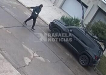 Se encontró con un ladrón dentro de su auto y evitó que se robe pertenencias