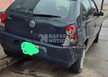 Un conductor se dio a la fuga tras chocar y provocar daños a un auto estacionado