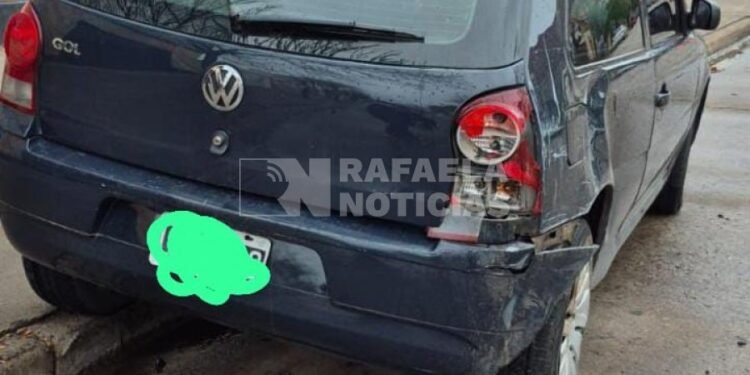 Un conductor se dio a la fuga tras chocar y provocar daños a un auto estacionado